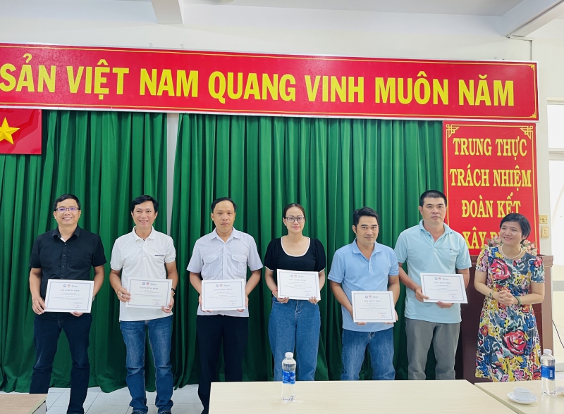 Lớp tập huấn “Kỹ thuật lấy mẫu giám sát kháng kháng sinh trên lợn và gà”